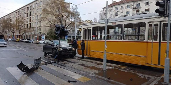 Feszítővágóval kellett kiszabadítani egy villamossal ütköző autóst - képek
