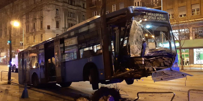 Elszabadult egy busz a Rákóczi úton, letarolt mindent, ami az útjába került - fotók