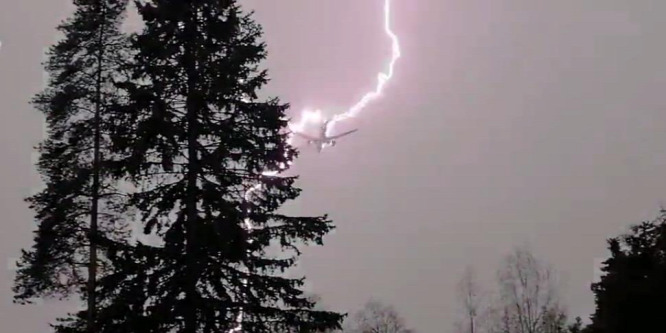 Lefilmezték, ahogy belecsap a villám egy repülőbe – videó