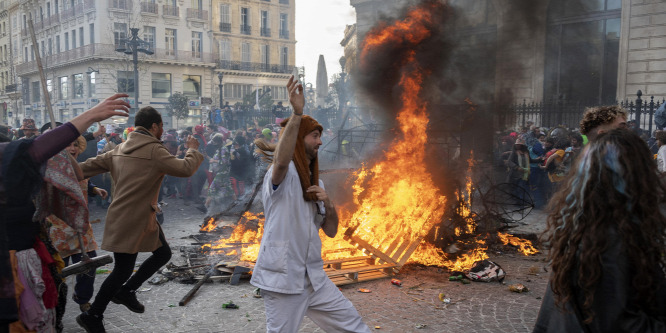 Illegális utcabálokat tartottak Marseille-ben több ezer résztvevővel