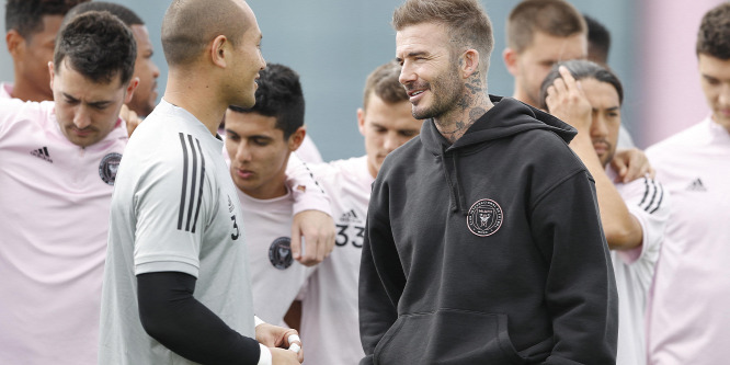Szégyenteljes döntés, veszélyben a foci: Beckham és Cantona is kritizálta a Szuperligát