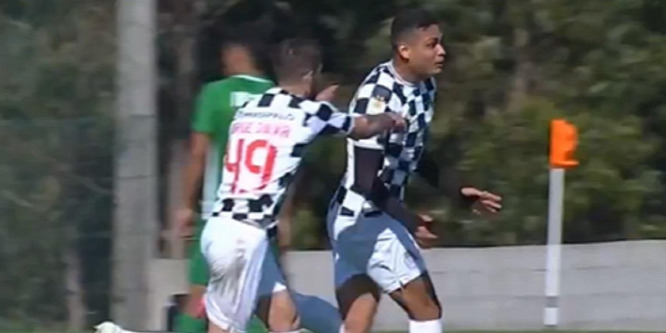 A félpályáról lőtt gyönyörű gólt a portugál focicsapat 18 éves támadója - videó