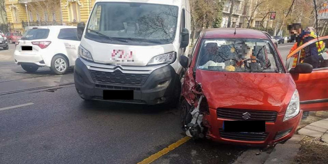 Furgon és egy Suzuki karambolozott a Thököly úton