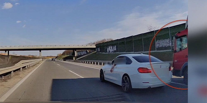 Kétszer büntetőfékezett, egy teherautót a leállósávba tolt egy BMW-s az M0-son - videó
