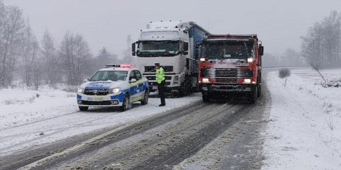 Sűrű hóesésre ébredtek a Hargita megyeiek