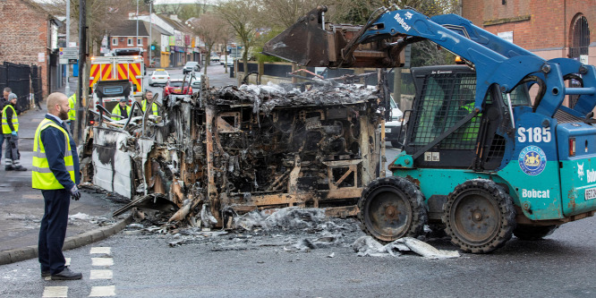 Ismét utcai zavargások törtek ki Belfastban - videó