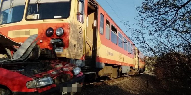 Autó és vonat ütközött Egerben, egy ember meghalt