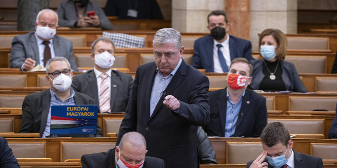 Nem vonják vissza a baloldali pártok a keleti vakcinák betiltását követelő parlamenti határozatukat