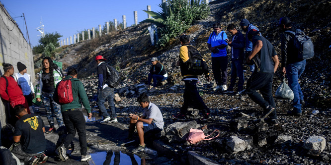 Hatalmas káosz van az amerikai-mexikói határon, Biden 1,5 billió dollárért telepítené be a migránsokat