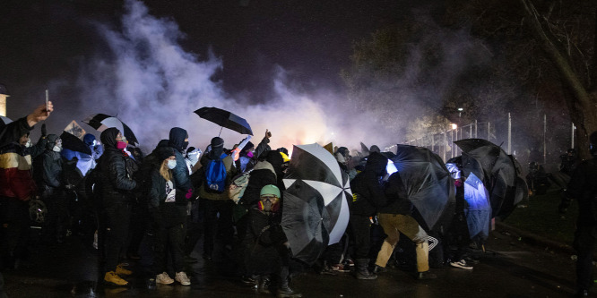 Fegyverrel akart kirabolni és fojtogatott egy nőt a véletlenül lelőtt fekete férfi