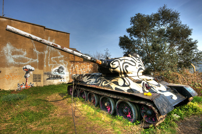T-34-es tank az engedélyt megtagadó tanács épületére szegezett ágyúval