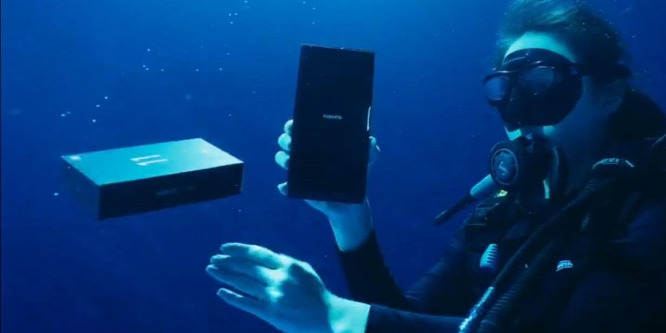 Víz alatt csomagolták ki a Xiaomi Mi 11 Ultrát