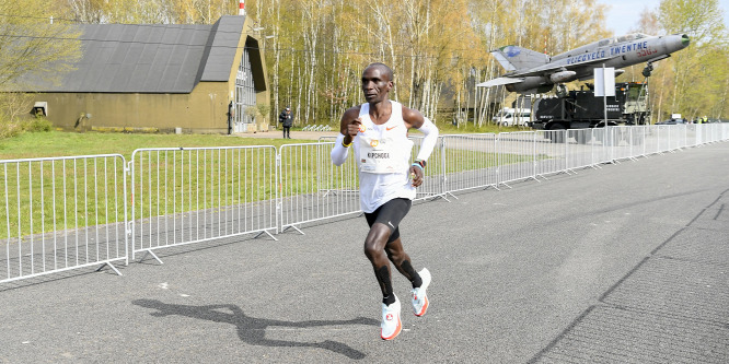 Kipchoge magabiztos győzelmet aratott a hollandiai maratonon