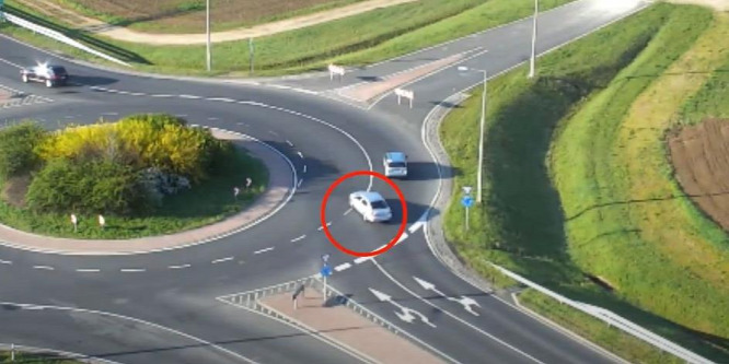 Azt hitték a szabálytalankodó kaposvári autósok, hogy nem látják őket a rendőrök, pedig végig figyeltek - videó