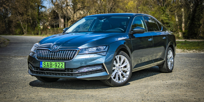 Az első hibrid Csehországból - Skoda Superb iV teszt