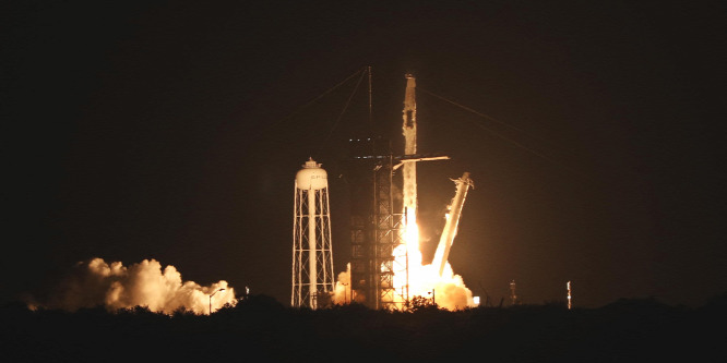 Négy űrhajóst indított visszatérő űrkapszulában az űrállomásra a SpaceX
