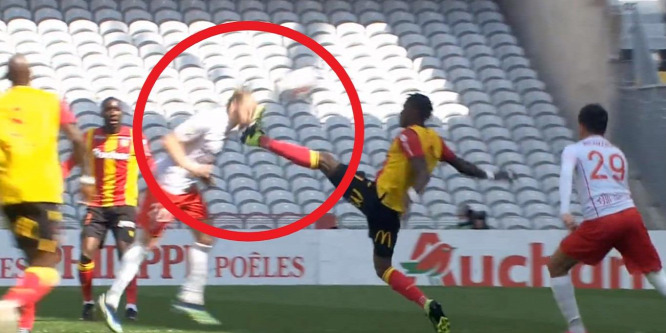 Brutálisan arcba rúgta ellenfelét a futballista - videó
