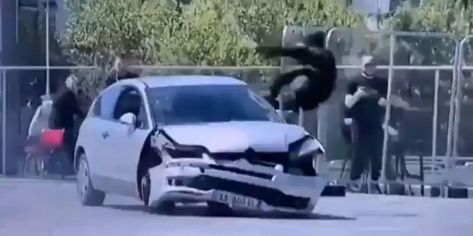 Az ablakon ugrott be a férfi, hogy megállítsa a veszélyes sofőrt
