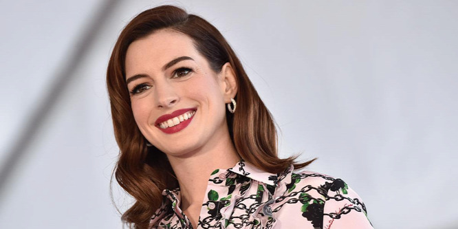 Leopárdmintás ruhában lejtett szexi táncot Anne Hathaway: videón a forró jelenet