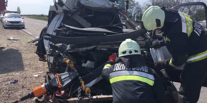 Traktor utánfutójának csapódott egy kocsi a 62-es úton - videó