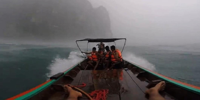 Halálra rémültek a turisták, amikor elkapta őket a vihar a tó közepén – videó