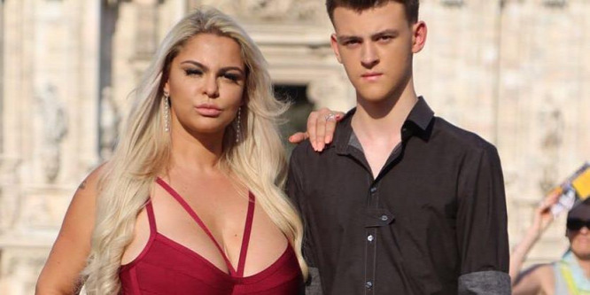 Hoppá! Fia regisztrálta a Playboy modellt a felnőtt fizetős oldalra: mindenben támogatja őt