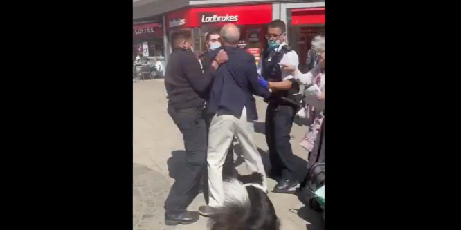 Bilincsbe verve vitték el a 71 éves londoni lelkészt, mert arról prédikált, hogyan távolodik el a társadalom a keresztény értékektől – videó