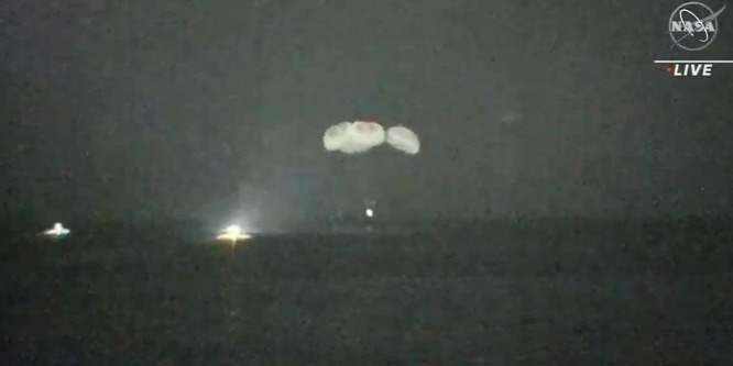 Fedélzetén négy űrhajóssal megérkezett a Földre a SpaceX űrhajó - videó