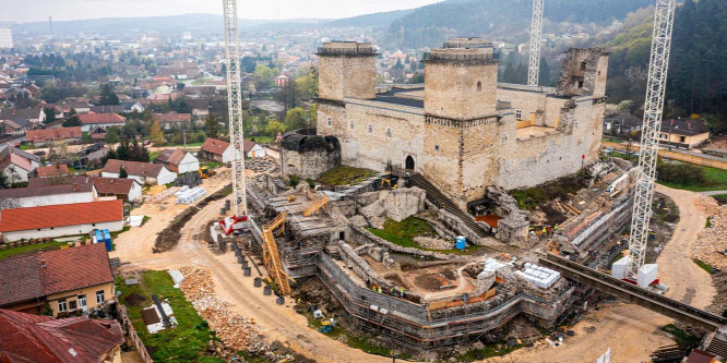 Szenzációs fotók Nagy Lajos király kedvenc várának felújításáról - galéria