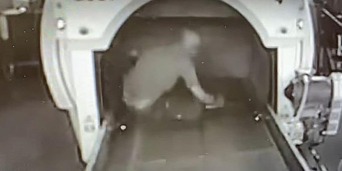 Egy gyerek került be a repülőtér csomagelosztó rendszerébe – videó