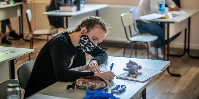 Mától visszatérnek a diákok az iskolákba