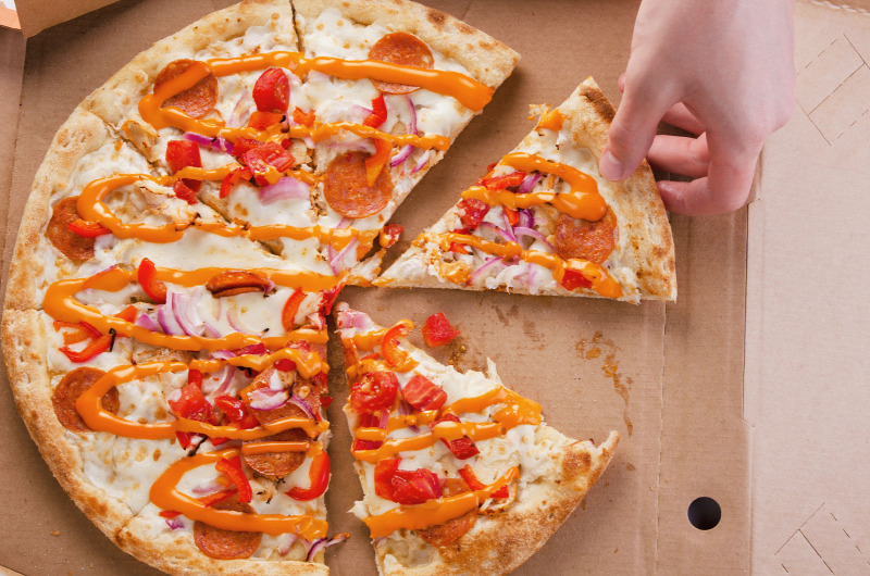 Pizza olyan helyen, ahol nem ez a specialitás - Ha készítettél már valaha pizzát otthon, tudod, mennyire olcsón ki lehet hozni. Természetesen ezt az éttermek is tudják, és kihasználják. Könnyen lehet, hogy éttermi áron olyasmit kapsz, mint a boltban fagyasztva. Ha pizzát szeretnél enni, menj inkább olyan helyre, ahol igazán profin csinálják és megkapod, ami a pénzedért jár.