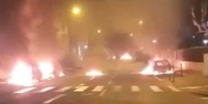 Felgyújtottak és kifosztottak egy francia kisvárost tomboló fiatalok - videó