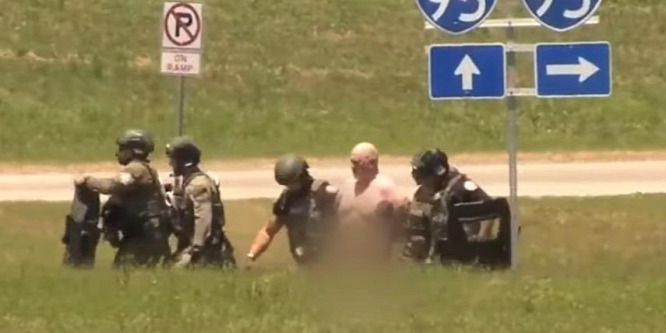 Nyolcórás forgalmi dugót okozott egy bombatámadással fenyegetőző meztelen férfi - videó