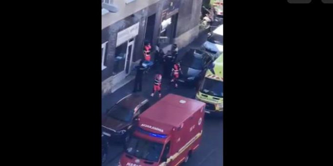 Meghalt egy csecsemő egy pozsonyi társasház liftjében - videó