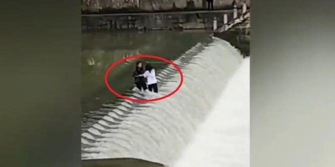 Elvitte a víz a fényképezkedő turistákat egy kínai folyó közepén – videó