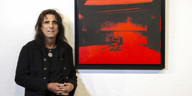 Meglepő dolgot talált Alice Cooper a régi színpadi kellékek között, egymilliárd forintot is fizethetnek érte - fotó