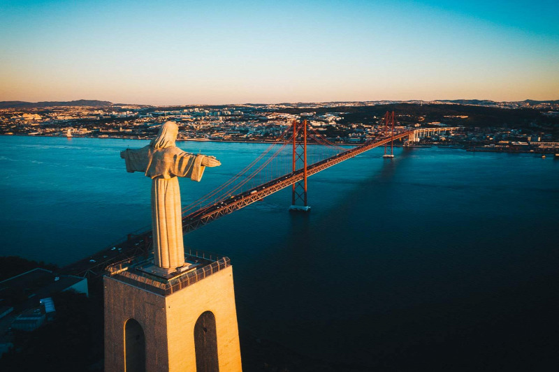 A délies lazaság és életigenlés a hatalmas Tejo folyóval és a hegyvidéki panorámával elbűvöli a látogatót.