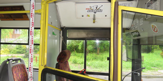 Rátámadt a buszsofőrre, mert az elkérte a jegyét