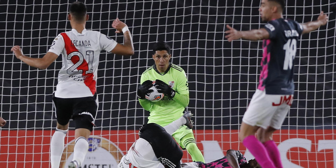 A kapuban parádézott a 179 centis középpályás, vészkapussal nyert a járványtól sújtott River Plate