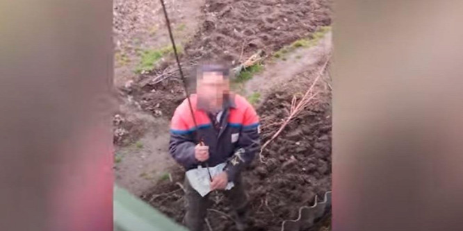 "Nyugodtan dobáljon, öreg" - mondta a szomszédjának, aki ezután egy vasrúddal is rátámadt – videó