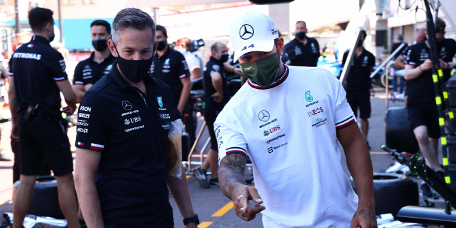 Hamilton szerint az FIA túl elnéző a Red Bull trükkjeivel