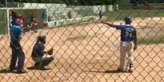 Egy játékos baseballütővel támadt rá a bíróra - videó