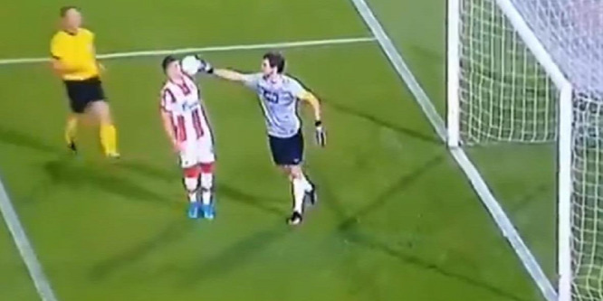 Holenderék kapusa az ellenfél arcába tolta a labdát az elvesztett kupadöntőn - videó