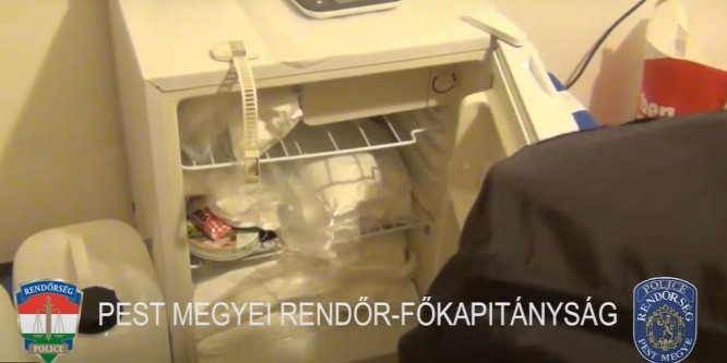 Egy gödöllői panellakásban, a fürdőszobában gyártották az amfetamint - videó