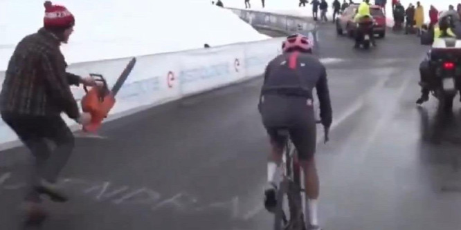 Láncfűrésszel szaladt a Giro d'Italia sztárkerékpárosa után az egyik szurkoló - videó
