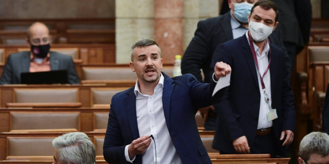 Jakab Péter havi 6 millióért bohóckodik