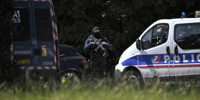 Terrorgyanú miatt nyilvántartott muszlim megkéselt egy rendőrnőt egy francia rendőrőrsön, két másik rendőrt meglőtt
