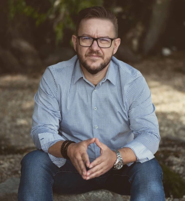 Könyvei rendre vezetik az eladási sikerlistákat.