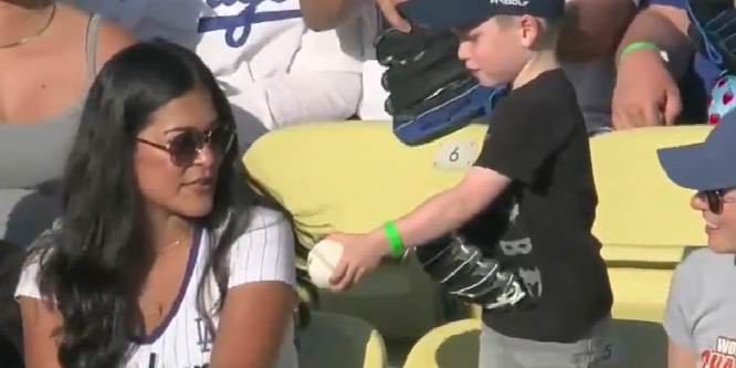 Az aranyos kisfiú az anyjától kért engedélyt, hogy elajándékozhassa a baseball-labdát - videó